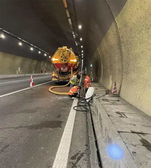 永善隧道排水渠清淤